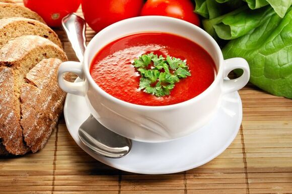 Le menu diététique peut être diversifié avec de la soupe aux tomates