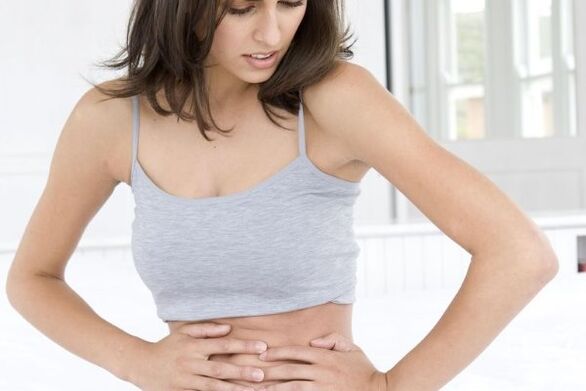 Les douleurs abdominales sont l'un des premiers signes possibles de pancréatite. 